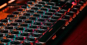 کیبورد گیمینگ مکانیکی با نور RGB روی میز گیمینگ