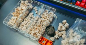 ابزار روغن‌کاری سوئیچ کیبورد روی میز کار