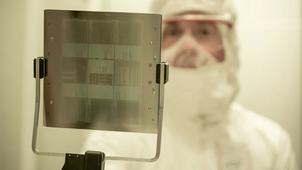 اینتل در صورت عدم جذب مشتری خارجی بزرگ، توسعه گره‌های 14A و پس از آن را لغو خواهد کرد — این اقدام باعث واگذاری گره‌های پیشرفته به TSMC و سامسونگ می‌شود