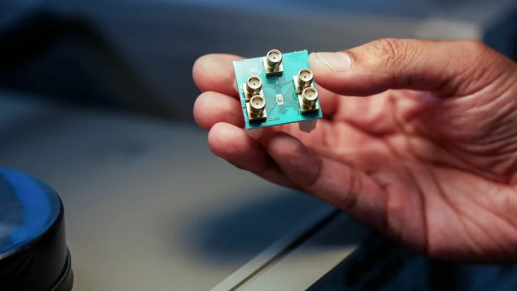 محققان اولین «تراشه مغز مایکروویو» جهان را ساختند که می‌تواند مانند هوش مصنوعی فکر کند و مانند رادیو ارتباط برقرار کند – همه با سرعت گیگاهرتز