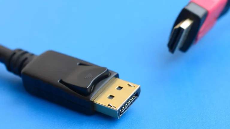 اتصالات HDMI و DisplayPort