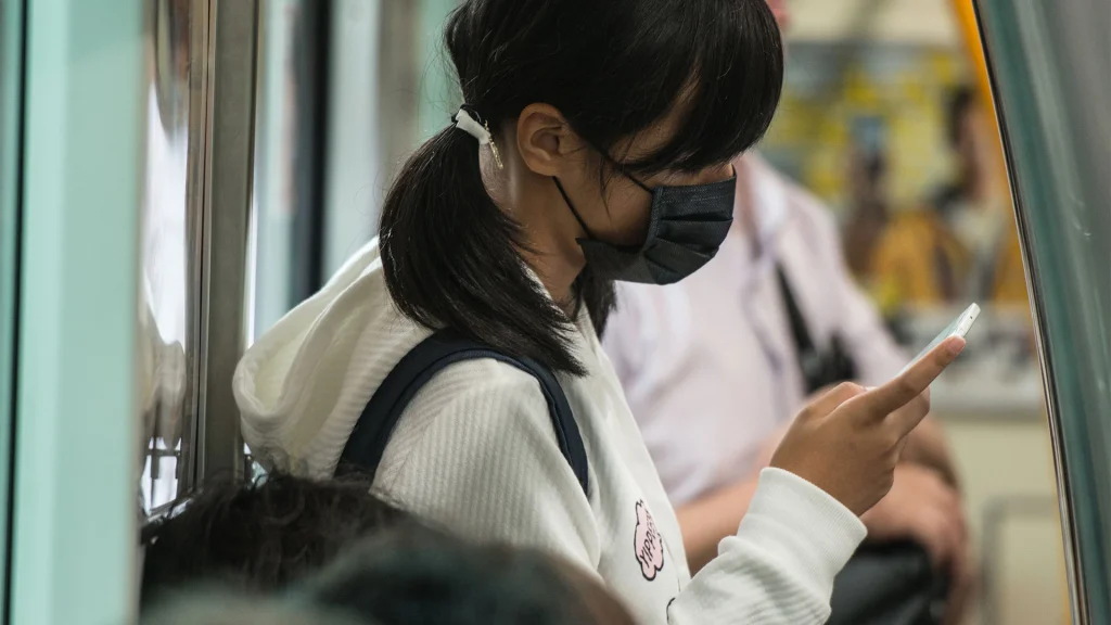 شهر ژاپنی محدودیت دو ساعته استفاده روزانه از گوشی هوشمند را برای ترویج خواب سالم‌تر برای شهروندانش، به ویژه کودکان در سن مدرسه، اعمال می‌کند