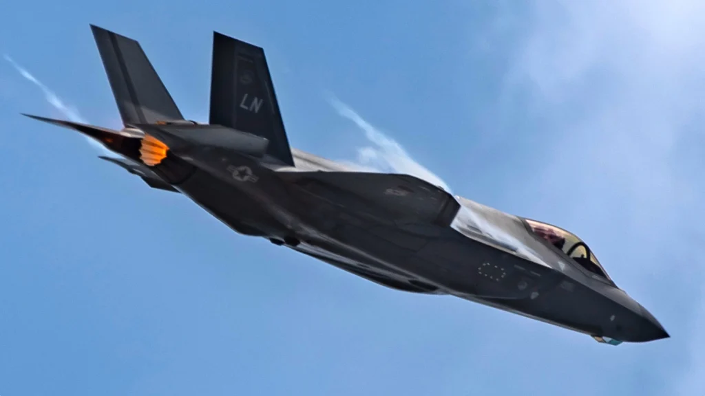 تماس کنفرانسی ۵۰ دقیقه‌ای خلبان با پشتیبانی فنی در حین پرواز نتوانست از سقوط ۲۰۰ میلیون دلاری F-35 جلوگیری کند