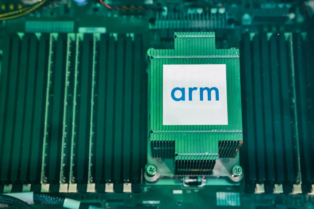 Arm توسعه‌دهنده تراشه‌های هوش مصنوعی آمازون را استخدام می‌کند تا ظاهراً به ساخت پردازنده‌های خودش کمک کند