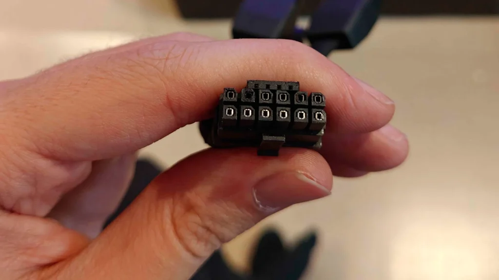 AMD برای اولین بار با مشکل ذوب شدن کانکتور برق ۱۶ پین مواجه شد