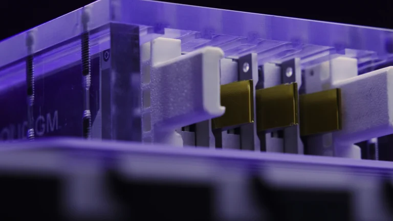 مجموعه‌ای از SSDهای Solidigm D7-P1010 با خنک‌کننده مایع