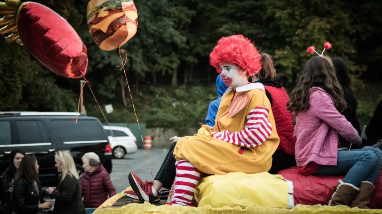 تصویری از کودکی با لباس رونالد مک‌دونالد که غمگین به نظر می‌رسد