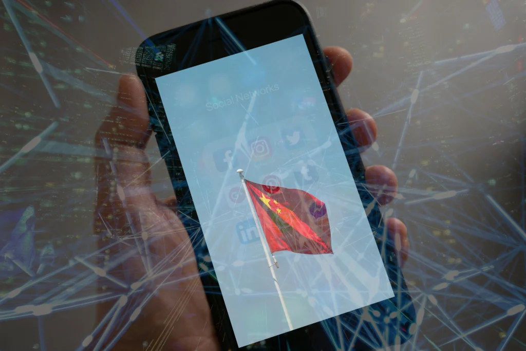 شرکت‌های رسانه‌های اجتماعی چینی با قانون سختگیرانه برچسب‌گذاری هوش مصنوعی مطابقت می‌کنند و برای کاربران و ربات‌ها روشن می‌سازند که چه چیزی واقعی است و چه چیزی نیست.