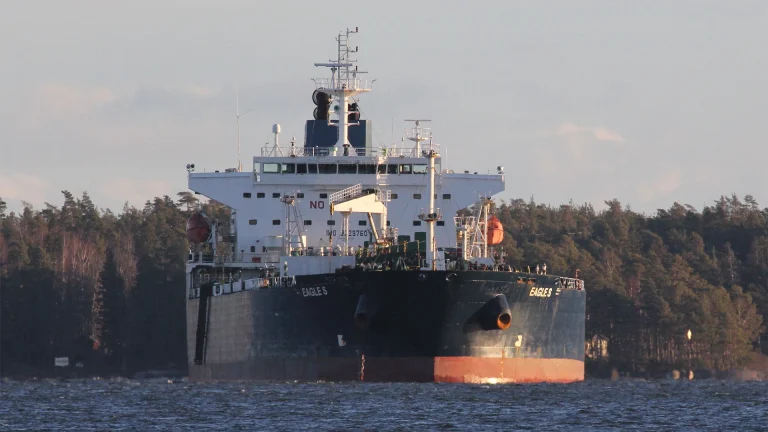 کشتی نفتکش Eagle S، محل لنگرگاه Svartbäck، پوروو، فنلاند. ۳۱ دسامبر ۲۰۲۴.