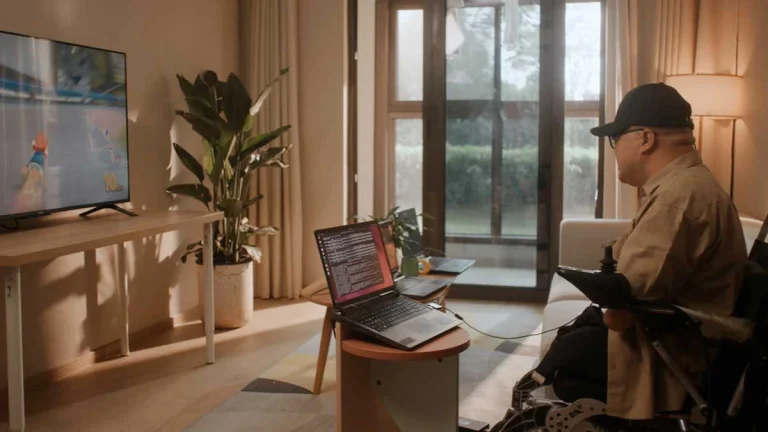 بیمار دارای ایمپلنت BCI CEBSIT با کامپیوتر تعامل می‌کند