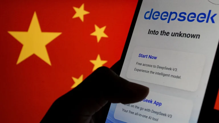 اپلیکیشن DeepSeek در مقابل پرچم چین