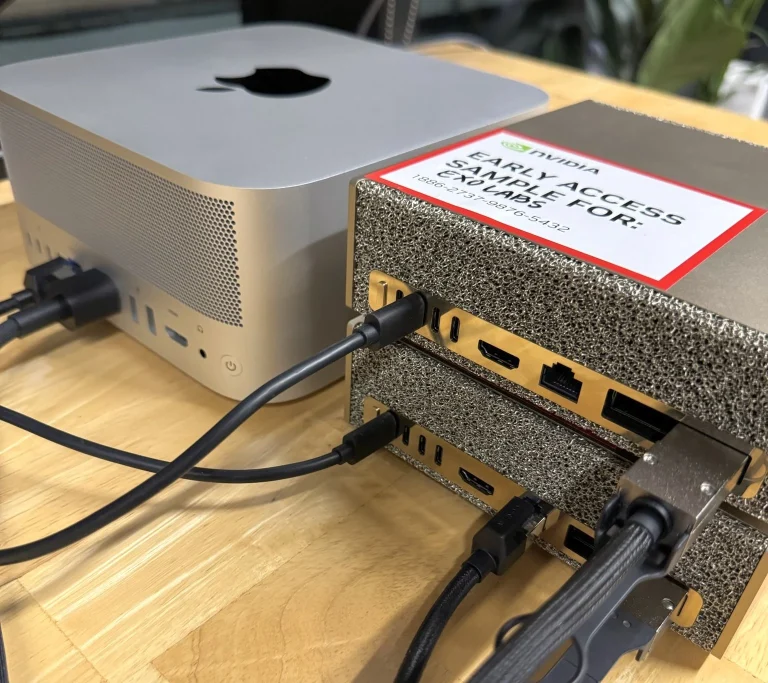 دو سیستم NVIDIA DGX Spark با استفاده از اترنت 10 گیگابیتی برای استنتاج هوش مصنوعی غیرمتمرکز به مک استودیو متصل شده‌اند.