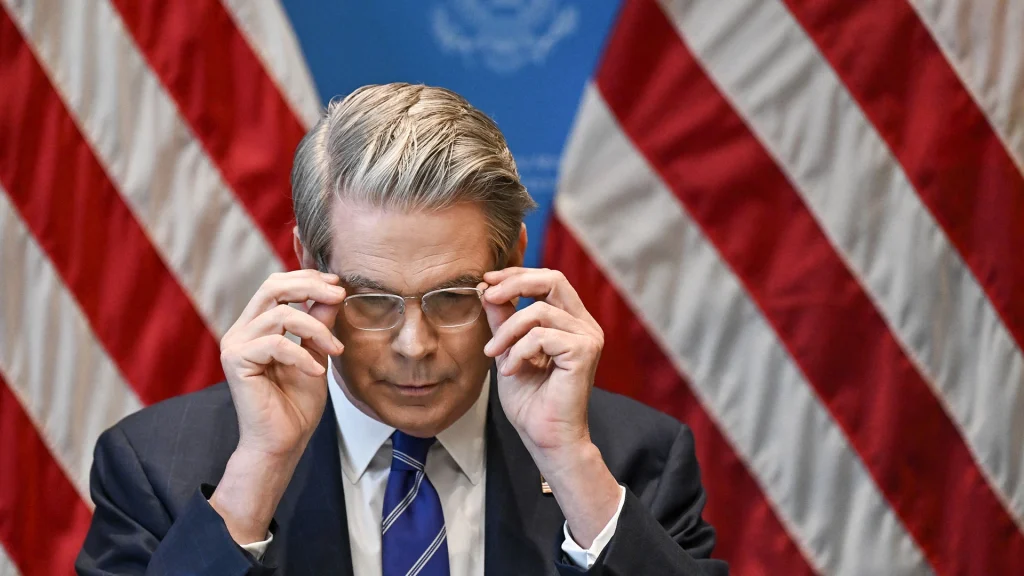 آمریکا و چین به چارچوب تجاری دست یافتند که می‌تواند تعرفه‌های ۱۰۰ درصدی را خنثی کرده و محدودیت‌های مواد کمیاب خاکی را متوقف کند