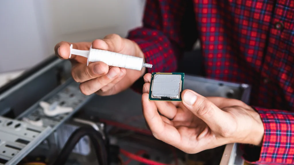 خمیر حرارتی بدبو بخارات اسیدی منتشر می‌کند، مس را خورده، هیت‌سینک‌ها را به پردازنده‌ها «می‌چسباند» و خنک‌کننده‌ها را برای همیشه آسیب می‌زند – تحقیقات نشان می‌دهد SGT-4 TIM ترکیبی واکنش‌پذیر شیمیایی است