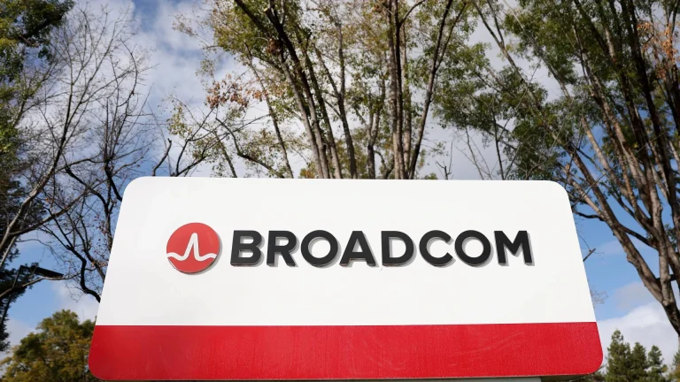 تابلوی Broadcom با درختان و آسمان در پس‌زمینه