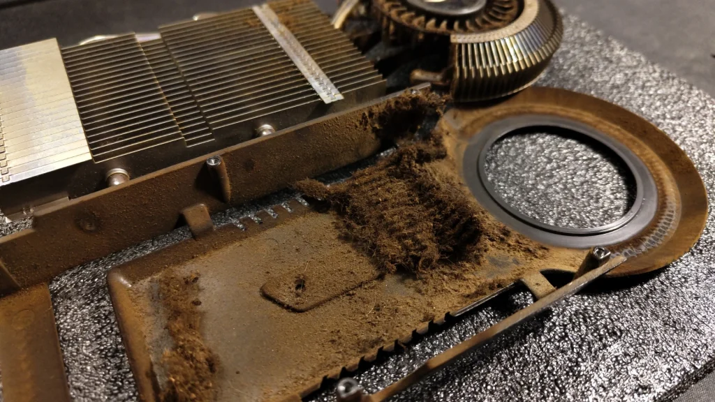 تکنسین کامپیوتر یک کارت گرافیک (GPU) را که از ۱۷ سال استفاده توسط یک سیگاری با قیر و نیکوتین مسدود شده بود، بازسازی می‌کند