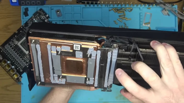 پدهای حرارتی که به سختی با PCB کارت گرافیک تماس داشتند