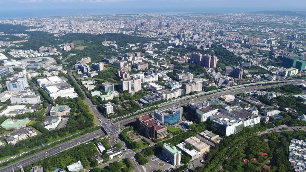 چین تصاویر ماهواره‌ای از مرکز حیاتی تراشه هسینچو تایوان را در یک اقدام سیاسی تحریک‌آمیز توییت می‌کند