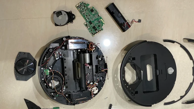 a smart vacuum's components and sensors