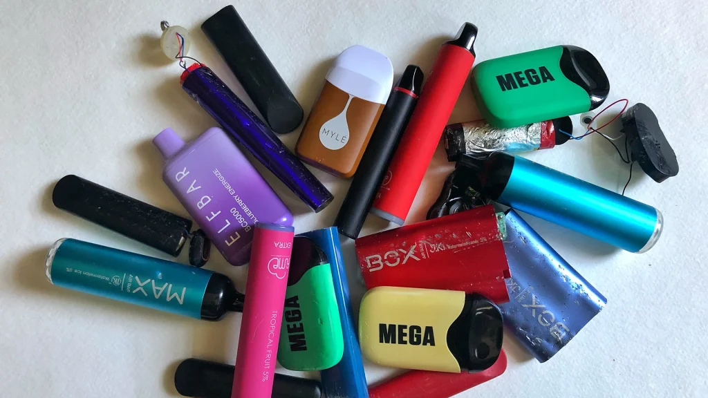 500 ویپ یکبار مصرف بازیافت شده به یک پاوروال برای تامین برق خانه و کارگاه