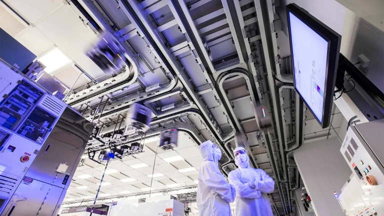 عکسی از داخل کارخانه Fab 8 گلوبال‌فاندریز، که کارگران را با لباس‌های تمیز نشان می‌دهد.