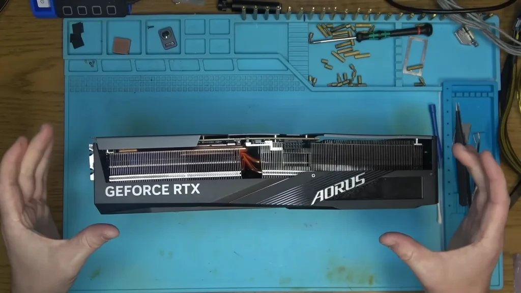 جراح کارت گرافیک تلاش می‌کند تا یک RTX 4090 به شدت خم شده را که برای تعمیر کانکتور برق ذوب شده آورده شده بود، نجات دهد