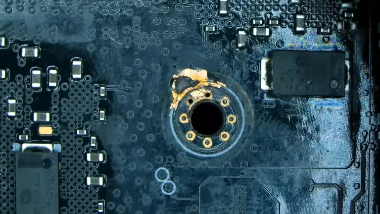 سوراخ نصب سابیده شده روی PCB یک RTX 4090