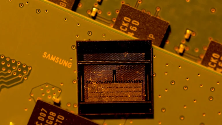 Samsung NAND Flash memory chip.