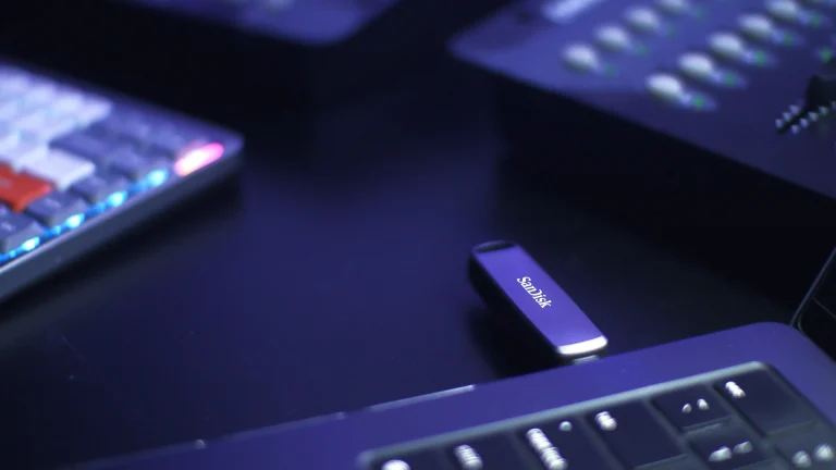 یک عکس تبلیغاتی از یک فلش درایو USB Sandisk که از لپ‌تاپ بیرون زده است.