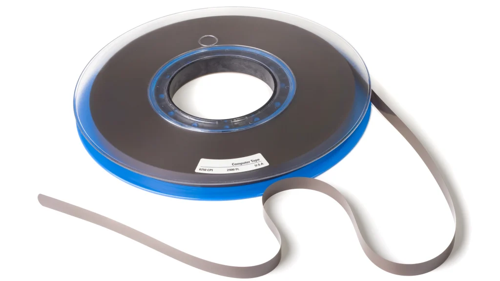 پس از ۵۲ سال، تنها نسخه شناخته شده یونیکس v4 از یک نوار تصادفی پیدا شده بازیابی شد و اکنون روی یک سیستم در حال اجراست