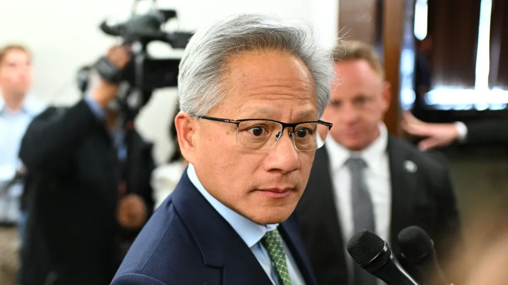 مدیرعامل انویدیا، جنسن هوانگ، مطمئن نیست که چین در صورت کاهش محدودیت‌ها، تراشه‌های H200 این شرکت را خریداری کند، زیرا پکن راه‌حل‌های هوش مصنوعی بومی را در اولویت قرار داده است