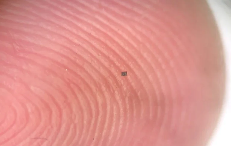 The world&rsquo;s smallest fully programmable, autonomous robots