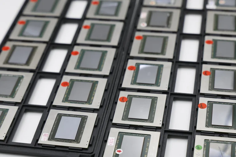 سینی‌هایی از هسته‌های مرده پردازنده گرافیکی Navi 21